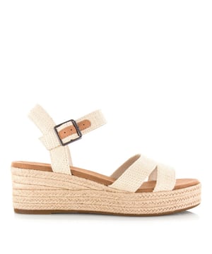 
<p>Stap stijlvol de zomer in met de TOMS Audrey dames sandalen in de kleur beige. Deze sandalen zijn een perfecte combinatie van comfort en elegantie, waardoor je er de hele dag door moeiteloos chic uitziet.</p>
<p>Het bovenwerk van linnen met glinsterende metallic strepen voegt een vleugje glamour toe aan je outfit. De sandalen zijn voorzien van zeer vrouwelijke details, zoals een omwikkeling met touw en een chique gesp aan het enkelbandje, waardoor je look direct een upgrade krijgt.</p>
<p>Met een hakhoogte van circa 7 cm geven deze sandalen je net dat beetje extra lengte terwijl je nog steeds comfortabel loopt. Bovendien zijn ze volledig vegan, dus je kunt met een gerust hart genieten van jouw stijlvolle look.</p>
<p>Kies voor de TOMS Audrey dames sandalen voor een zomerse schoen die comfort en elegantie combineert op een vrouwelijke manier.</p>
<p>MAAT<br />
Deze schoen valt normaal. TOMS raadt aan je maat te bestellen die je normaal ook draagt.</p>
<p>Wanneer je TOMS koopt, help j