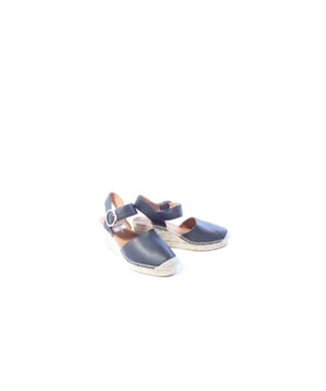  Deze topper uit de laatste collectie van Viguera mag je niet missen   Gegarandeerde blikvanger maar op=op  Even geen geld? Betaal eenvoudig achteraf
Merk: Viguera, Model: Espadrilles, Materiaal: Leer, Hakhoogte: 5 cm, Kleur: Zwart