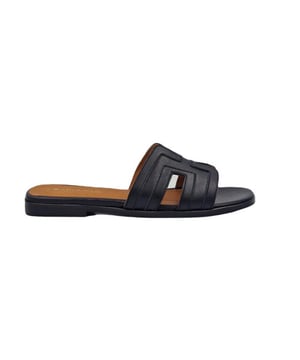 
De ELLY-1 black-1 van Babouche is een echte blikvanger. De ELLY-1 black-1 is uitgevoerd in de kleur BLACK 1. Bekijk ook onze overige collectie van Babouche op onze webshop!