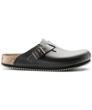 
Smalle pasvorm, de BIRKENSTOCK klomp Boston is een echte klassieker die gemakkelijk het hele jaar door gedragen kan worden. Dankzij de twee componenten bevordert de zool stabiliteit en comfort. Het bestaat uit een dempende tussenzool van EVA en een slipvaste buitenzool van echt rubber. Het bovenwerk is gemaakt van hoogwaardig, zacht natuurlijk leer. Het natuurlijke leer dat we gebruiken is meestal glad leer, in sommige gevallen getrommeld leer. Deze leersoort heeft veel bijzondere eigenschappen, zoals ademend vermogen, aanpassing aan de voetvorm en duurzaamheid.
