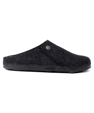 
De BIRKENSTOCK Zermatt is onze eerste pantoffel met een uitneembaar voetbed, zodat je kunt kiezen uit drie verschillende inlegzolen. Je kunt kiezen uit het Standaard Voetbed, het Zachte Voetbed en het Shearling Voetbed. Alle drie de inlegzolen zijn apart te bestellen. Perfect voor het hele jaar door! Deze basisversie van dit ontwerp is voorzien van ons Shearling Footbed. Het wordt geleverd met een behaaglijke voering van shearling om je voeten lekker warm te houden als de temperaturen dalen. Het bovenwerk is gemaakt van zacht wolvilt.