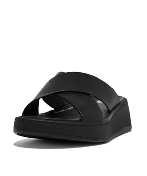 Maak nu de blits met dit topitem van de nieuwe collectie van FitFlop. Helemaal van deze tijd en makkelijk te combineren.
Deze hoge slides zullen je alledaagse styling onmiddellijk opkrikken. FitFlop heeft ultra-sleek criss-cross bandjes op een stevige, maar lichte zool gezet. Cool. Gemakkelijk. Modern. Gemaakt van glad leer van hoge kwaliteit, zonder stiksels voor een superstrakke afwerking. Volledig lederen voeringen zijn zacht tegen uw voeten. Op een flatform-versie van FitFlop's Microwobbleboard tussenzool met drie dichtheden - voor onovertroffen ergonomie, wolkachtige demping (en langer uitziende benen). Eigentijds, comfortabel en - dankzij de gereduceerde esthetiek en klassieke kleuren - passen ze bij vrijwel alles in je kast.