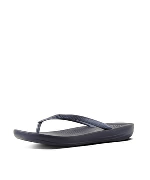
Deze functionele slipper, genaamd IQushion? Ergonomic Flipflop, van het hoogwaardige merk FitFlop is voorzien van een unieke IQushion? technologie. Een zool die tijdens het lopen extra ondersteuning biedt ofwel u kunt urenlang op deze slipper lopen zonder last te krijgen van vermoeide voeten. Naast het prettige draagcomfort heeft FitFlop ook gedacht aan het uiterlijk van deze slipper. Zo is de zilveren kleur erg gemakkelijk te combineren met verschillende zomerse outfits. Kortom, deze slipper mag komende zomer niet ontbreken!