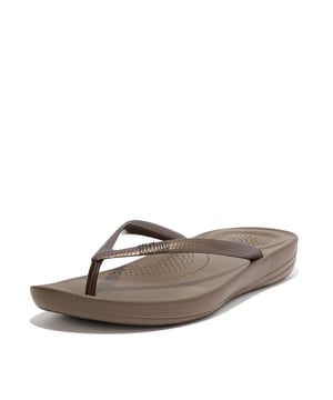 
Deze functionele slipper, genaamd IQushion? Ergonomic Flipflop, van het hoogwaardige merk FitFlop is voorzien van een unieke IQushion? technologie. Een zool die tijdens het lopen extra ondersteuning biedt ofwel u kunt urenlang op deze slipper lopen zonder last te krijgen van vermoeide voeten. Naast het prettige draagcomfort heeft FitFlop ook gedacht aan het uiterlijk van deze slipper. Zo is de zilveren kleur erg gemakkelijk te combineren met verschillende zomerse outfits. Kortom, deze slipper mag komende zomer niet ontbreken!