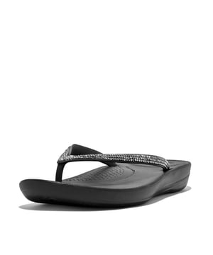 
Vanaf boven zien ze eruit als doorsnee strandslippers. Aan de onderkant zijn ze gemaakt met FitFlop's iQushion-air-foamtechnologie, met schokkussentjes op drukpunten voor non-stop comfort. Gooi een paar in je koffer en draag ze op het strand, naar de bar en waar je maar wil. Deze uitvoering versierd met schitterende microsteentjes.
