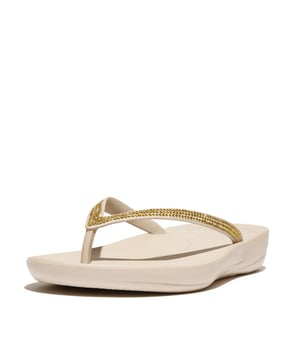 
Vanaf boven zien ze eruit als doorsnee strandslippers. Aan de onderkant zijn ze gemaakt met FitFlop's iQushion-air-foamtechnologie, met schokkussentjes op drukpunten voor non-stop comfort. Gooi een paar in je koffer en draag ze op het strand, naar de bar en waar je maar wil. Deze uitvoering versierd met schitterende microsteentjes.