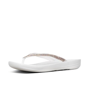 Ook helemaal fan van FitFlop? Scoor dan dit prachtig item uit de nieuwe collectie van FitFlop. 
Vanaf boven zien ze eruit als doorsnee strandslippers. Aan de onderkant zijn ze gemaakt met FitFlop's iQushion-air-foamtechnologie, met schokkussentjes op drukpunten voor non-stop comfort. Gooi een paar in je koffer en draag ze op het strand, naar de bar en waar je maar wil. Deze uitvoering versierd met schitterende microsteentjes.