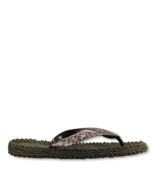 
<p>De perfecte teenslipper van Ilse Jacobsen! De bandjes van de Slippers CHEERFUL  zijn 1,5 cm breed en versierd met glitters in meerdere kleuren. De zool is gemaakt van luchtrubber, wat ze licht van gewicht en flexibel maken. Onze slippers zijn een absolute must, want door hun comfortabele pasvorm en mooie uiterlijk zijn ze perfect voor een strandwandeling of een andere zomerse gelegenheid.</p>

<p>Samenstelling: Air Rubber gemixt met PVC.</p>