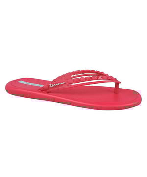 
Bovenstuk: Kunststof. Buitenzool: Antislip, met grip, rubber. Vlakke. Ontwerp: Embleem, Gepatroonleerd. Teenstijl: Post. Duurzaamheid: Recyclebaar, Veganvriendelijk. Sluiting: Slip-on.