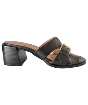 
Dames slipper van Mjus. Slipper met blokhak en wreef bandjes. Materiaal: leer. Voering: leer. Kleur: zwart. Zool: rubber. Hakhoogte: ca 5 cm.`