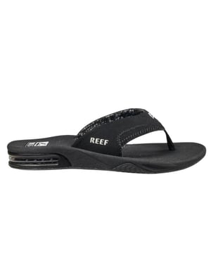 
De Reef Fanning Zwart dames slippers combineren stijl en functionaliteit in een modern ontwerp. Geïnspireerd door surflegende Mick Fanning, zijn deze slippers voorzien van een waterbestendig synthetisch nubuck bovenwerk, een voorgevormd EVA-voetbed met 360° hielairbag voor optimale demping, en een rubberen buitenzool met visgraatprofiel voor uitstekende grip. Een unieke toevoeging is de geïntegreerde flessenopener in de zool, perfect voor zomerse avonturen.