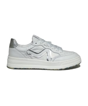 
A72-schoenen zijn comfortabel, trendy en van topkwaliteit. Ze zijn perfect voor mensen die op zoek zijn naar stijlvolle schoenen voor elke gelegenheid. Of je nu naar het werk gaat, een dagje uit bent of een speciale gelegenheid hebt, A72 heeft voor elk wat wils. Van klassieke sneakers tot elegante enkellaarsjes, hun collectie biedt diverse opties. Elk paar schoenen is zorgvuldig ontworpen met aandacht voor detail en gemaakt van hoogwaardige materialen, waardoor ze niet alleen mooi zijn om te zien, maar ook heerlijk om te dragen. Met A72-schoenen loop je altijd met vertrouwen en stijl!