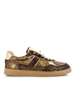 
<p>De Babouche Ira is een opvallende mix van mode, comfort en originaliteit. Deze damessneakers in een elegante bruin/goudkleurige uitvoering zijn gemaakt van hoogwaardig leer, waardoor ze niet alleen duurzaam maar ook luxe aanvoelen. Het ontwerp straalt karakter uit en is ideaal voor vrouwen die graag een statement maken met hun schoenen.</p>
<p>Wat deze sneaker uniek maakt, is de afneembare tong, waardoor je de schoen op meerdere manieren kunt dragen. Dit geeft je de vrijheid om je stijl aan te passen aan verschillende gelegenheden en outfits. Daarnaast zorgt de toepassing van bruine haren op het leer voor een opvallende look, die de Ira direct onderscheidt van andere modellen.</p>
<p>Voor optimaal draagcomfort is de schoen uitgerust met een uitneembaar voetbed, zodat je eenvoudig je eigen inlegzolen kunt gebruiken. Dit maakt de sneaker praktisch en veelzijdig, zonder in te leveren op stijl.</p>
<p>De Babouche-branding en de hoogwaardige afwerking benadrukken het unieke en luxueuze k