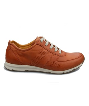 
Lichte zomersneaker. Blikvanger zijn de lichte zool met een lichte sleehak en contrasterende veters. Dankzij de zomerse badstof voering en schokabsorptie in het hielgebied, de lichtgewicht TR-zool en uitneembare binnenzool is deze schoen zeer comfortabel.