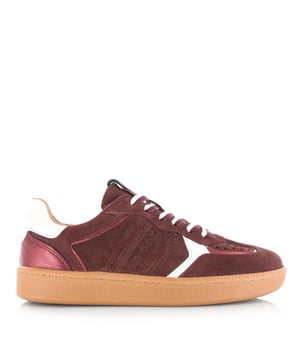 
<p>Maak kennis met de Mirabel van DWRS label; stijlvolle en eigentijdse damessneakers die jouw outfit nét dat beetje extra geven. Deze bordeaux kleurige damesschoenen zijn gemaakt van hoogwaardig suède en voorzien van verfijnde off white details voor een frisse en moderne uitstraling.</p>
<p>De Mirabel valt op door subtiele en speelse accenten, zoals de perforatie in de vorm van sterren op de neus en zijkanten, die zorgen voor een unieke look én ademend vermogen. De rubberen zool biedt uitstekende grip en demping, ideaal voor dagelijks comfort. Bovendien is de schoen voorzien van een uitneembaar voetbed en een zachte leren voering, wat zorgt voor een ademende en luxe pasvorm.</p>
<p>Een glanzend metallic detail op de hak voegt een modieuze touch toe aan deze verder sportieve sneaker. Draag de Mirabel met een jeans, jurk of pantalon: deze veelzijdige sneakers passen zich moeiteloos aan aan jouw stijl.</p>
<p>Of je nu gaat voor casual of chic, de DWRS label Mirabel is dé sneaker die jouw
