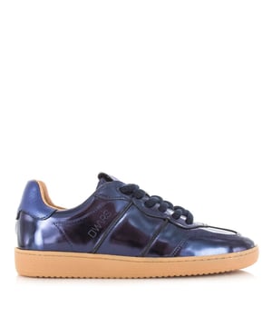 
<p>De POONA damessneakers van DWRS label zijn een trendy toevoeging aan iedere schoenencollectie. Deze sneakers zijn uitgevoerd in een blauwe kleur en gemaakt van hoogwaardig leer, wat ze zowel stijlvol als comfortabel maakt. Met een leren voering en een uitneembaar voetbed, bieden deze sneakers optimaal draagcomfort, perfect voor lange dagen.</p>
<p>De lage zool en dikke veters geven de POONA damessneakers een speelse uitstraling, terwijl het gebruik van duurzame materialen zorgt voor een stevige pasvorm. Deze sneakers zijn met zorg gemaakt in Portugal, wat garant staat voor vakmanschap en kwaliteit.</p>
<p>Of je ze nu draagt met een casual outfit of ze combineert met een wat chiquere look, de POONA sneakers voegen altijd een vleugje flair toe. De metallic look zorgt voor een unieke uitstraling die opvalt. Voeg deze comfortabele en stijlvolle sneakers van DWRS label toe aan je collectie en loop er modieus bij!</p>
<p><strong>Eigenschappen:</strong></p>
<ul classs="wmd-bullets">
<li><s