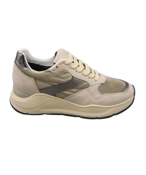 Nu extra voordelig in onze Damesschoenen Sale outlet, dit hippe item uit onze HIP sale! Laatste maten dus ben er snel bij want op=op!
De D1238 22c0 van HIP Shoe Style is een echte blikvanger. De D1238 22c0 is uitgevoerd in de kleur Beige combi. Bekijk ook onze overige collectie van HIP Shoe Style op onze webshop!