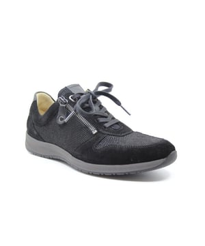 
Op zoek naar een schoen in de categorie Sneakers? De 1 01 van Hartjes is een aanwinst voor elke schoenenkast. De schoenen van Hartjes zijn gemaakt van Leer combi en hebben een voering van Leer. De 1 01 is uitgevoerd in de kleur zwart.