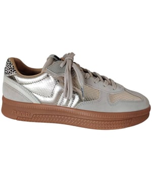 
Dames sneaker van Maruti. Basic sneaker in suede combi. Deze sneaker heeft een uitneembaar voetbed. Materiaal:Leer/ Suede. Voering: leer. Kleur: Beige goud. Zool: rubber. Hakhoogte: ca 3 cm.