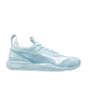 
Licht gewicht sneaker/indoor schoen. De Wave Mirage 2.1 cool blue is een indoor schoen wat voornamelijk gebruikt word voor volleybal. De schoen kan ook als sneaker functioneren.