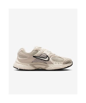 
Introductie Ervaar de nieuwste toevoeging aan de iconische NIKE-familie - de verbluffende W NIKE V5 RNR lage sneakers. Deze sneakers zijn speciaal ontworpen voor de modieuze vrouw die op zoek is naar zowel stijl als comfort. Verkrijgbaar in een strakke, witte kleur, passen deze sneakers bij elke outfit en geven ze een stijlvolle, eigentijdse uitstraling. Voordelen Met de W NIKE V5 RNR sneakers geniet je van een ongeëvenaard loopcomfort. De schoenen zijn ontworpen met de nieuwste technologie en materialen van NIKE om je voeten te ondersteunen en je de hele dag comfort te bieden. Of je nu een middagje winkelt, op het werk bent of een rondje rent, deze lage sneakers helpen om vermoeidheid te verminderen en houden je voeten fris en energiek. Belangrijkste kenmerken De W NIKE V5 RNR lage sneakers springen eruit door hun innovatieve technologieën en zorgvuldig ontworpen details. Ze hebben een duurzaam ontwerp dat bestand is tegen dagelijkse slijtage, terwijl ze toch lichtgewicht en