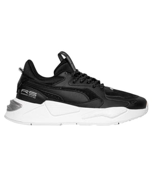 
In de jaren 80 was het originele RS (de afkorting voor “running system”) PUMA's innovatieve systeem voor verende kussens. Nu hebben ze het RS-ontwerp opnieuw geïntroduceerd in de vorm van de RS-Z – geïnspireerd door sport, maar gemaakt voor de straat.