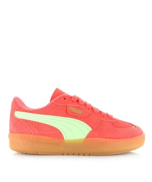 
<p>Ontdek de PUMA Palermo Moda Xtra Gum damessneakers. Deze opvallende schoenen zijn uitgevoerd in een oranje kleur. Gemaakt van suède, bieden deze sneakers niet alleen een trendy uitstraling, maar ook duurzaamheid en comfort.</p>
<p>De T-vormige neusconstructie voegt een eigentijdse touch toe aan het ontwerp, terwijl de PUMA-branding, inclusief het Palermo-label aan de zijkant, een stijlvolle afwerking biedt. De klassieke zool van gom zorgt niet alleen voor een iconische look, maar biedt ook uitstekende grip en stabiliteit.</p>
<p>Of je nu op straat loopt of op het sportveld staat, met de PUMA Palermo Moda Xtra Gum sneakers ben je verzekerd van comfort en stijl, de hele dag door.</p>
<p>- Veter in dezelfde kleur als de Formstrip wordt extra bijgeleverd</p>
<p><strong>Eigenschappen:</strong></p>
<ul classs="wmd-bullets">
<li><span>SKU:</span> 1110-13-14654</li>
<li><span>MPN:</span> 400323 07</li>
<li><span>Merk:</span> Puma</li>
<li><span>Hoofdkleur:</span> Oranje</li>
<li><span>Mater
