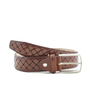 

     Artikel 1363 in kleur 03-Cognac Braided is een prachtige bruine riem, voor heren, van het merk Alpelle. De voering is leer. 
    
    
