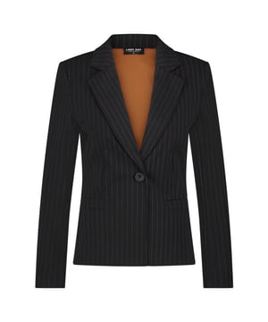 
LADY DAY Billy vind je nu op To Be Dressed. Prachtig en uniek item van premium travelkwaliteit en gemaakt van de volgende materialen: 80%pa/20%el. De blazer Billy is een kort model een heeft een getailleerde pasvorm. Het item is single breasted en heeft paspelzakken voorop.