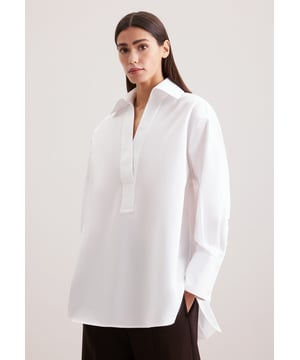 Feminin und elegant: Sorgen Sie für ein stilvolles Erscheinungsbild mit der Schlupfbluse von Seidensticker aus der "glam-o-meter" Kollektion. Twill wird besonders hochwertig gewebt. In Kombination mit 100% Baumwolle ist er komfortabel zu tragen und mit schräg umlaufender Struktur sehr griffig. Ein zeitloses Teil, das nicht nur modische Professionalität, sondern auch feminines Selbstbewusstsein vermittelt. Bei dieser Langarm-Schlupfbluse werden Stilsicherheit und Eleganz hervorgehoben. Ein Hemdblusenkragen unterstreicht den feminin-klassischen Charakter. Außerdem sind edle Perlmuttknöpfe verwendet worden.