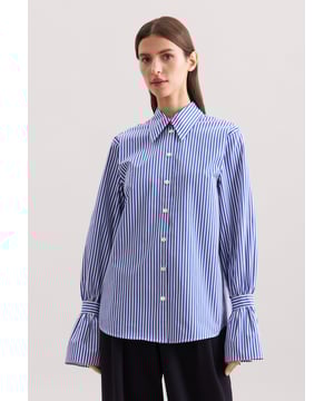 Feminin und elegant: Sorgen Sie für ein stilvolles Erscheinungsbild mit der Hemdbluse von Seidensticker aus der "Alexandra Lapp" Kollektion. Twill wird besonders hochwertig gewebt. In Kombination mit 100% Baumwolle ist er komfortabel zu tragen und mit schräg umlaufender Struktur sehr griffig. Im modernen Schnitt schafft die Hemdbluse hohen Tragekomfort und liegt weniger eng an. Durch das Streifen-Muster ist Ihr neues Kleidungsstück die perfekte Wahl für geschmackvolle Looks. Ein zeitloses Teil, das nicht nur modisches Know-How, sondern auch feminine Stärke vermittelt. Für Liebhaber von eleganten Looks ist diese Langarm-Hemdbluse absolut die richtige Wahl. Besonders unterstrichen wird der feminin-klassische Charakter durch einen Hemdblusenkragen. Zusätzlich sind edle Perlmuttknöpfe verarbeitet worden.