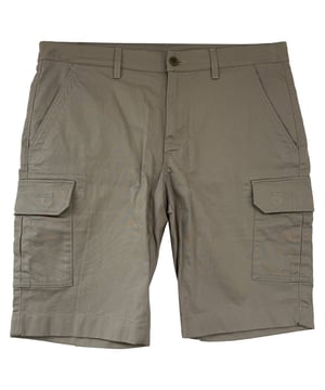 Empfohlener Verkaufspreis
Diese Cargoshorts von Loro Piana vereinen Funktionalität und Eleganz und interpretieren eine klassische Silhouette mit raffinierter Verarbeitung neu. Sie sind aus einem atmungsaktiven Baumwoll-Leinen-Mix gefertigt, haben einen geraden Schnitt und minimalistische Cargotaschen für einen klaren, modernen Look. Sie sind für hohen Tragekomfort bei warmem Wetter konzipiert und eignen sich ideal für entspannte und zugleich elegante Outfits.


Loro Piana Cargoshorts mit geradem Bein aus beiger Baumwolle
Zustand: Sehr gut

Gebrauchsspuren: Wenig getragen, aber sehr gut erhalten. Kleine Ziehfäden oder leichte Abblätterungen.

Verpackung: Keine
Farbe: Beige
Material: Baumwolle | Baumwolle
Größe: EU | 48
Maße: Innennaht: 250 mm; Außennaht: 500 mm; Bundweite: 880 mm
Artikelnummer: MRPPUGBCL536942M