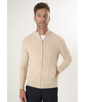 Der Felix Hardy Cable Knit Cardigan für Herren verbindet zeitlose Textur mit moderner Raffinesse. Sie ist aus einer hochwertigen Baumwoll-Acryl-Mischung gefertigt und bietet eine weiche, aber dennoch elastische Struktur, die sich ideal zum Überziehen über alle Jahreszeiten hinweg eignet. Das kultige Zopfmuster verleiht ihm einen Hauch von klassischer Raffinesse, während der durchgehende Reißverschluss und die funktionellen Seitentaschen für einen modernen, praktischen Touch sorgen. Die gerippten Säume und Bündchen sorgen für eine strukturierte Silhouette. Diese Strickjacke ist ein vielseitiges Essential, das sich mühelos von legeren Momenten bis hin zu gehobenen Looks tragen lässt.