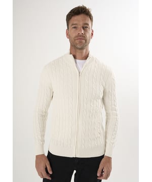 Der Felix Hardy Cable Knit Cardigan für Herren verbindet zeitlose Textur mit moderner Raffinesse. Sie ist aus einer hochwertigen Baumwoll-Acryl-Mischung gefertigt und bietet eine weiche, aber dennoch elastische Struktur, die sich ideal zum Überziehen über alle Jahreszeiten hinweg eignet. Das kultige Zopfmuster verleiht ihm einen Hauch von klassischer Raffinesse, während der durchgehende Reißverschluss und die funktionellen Seitentaschen für einen modernen, praktischen Touch sorgen. Die gerippten Säume und Bündchen sorgen für eine strukturierte Silhouette. Diese Strickjacke ist ein vielseitiges Essential, das sich mühelos von legeren Momenten bis hin zu gehobenen Looks tragen lässt.