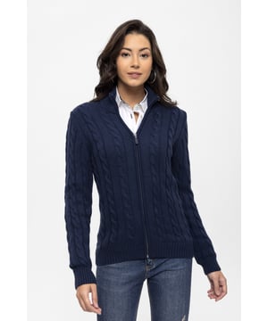 Der Felix Hardy Thick Cable Knit Cardigan für Damen mit langen Ärmeln ist da! Dieses elegante und stilvolle Design kombiniert maximalen Komfort und Qualität, gefertigt aus einer Mischung aus 70% Baumwolle und 30% Acryl. Die weiche Textur und die strapazierfähige Konstruktion sorgen für Wärme an kalten Wintertagen und machen sie zu einem unverzichtbaren Bestandteil der Garderobe. Die Strickjacke hat einen schicken V-Ausschnitt und ein modernes, dickes Zopfmuster, das ihr ein feminines Aussehen verleiht. Die langen Ärmel sorgen für zusätzliche Bedeckung und Komfort. Sie ist vielseitig im Alltag einsetzbar und lässt sich mühelos mit Jeans, Röcken oder Hosen kombinieren. Für einen lässigen Chic kombinieren Sie es mit Skinny Jeans und Stiefeln. Für einen eleganten Abendlook entscheiden Sie sich für einen Bleistiftrock und Absätze. Im Winter können Sie ihn mit einem lockeren Schal kombinieren, der für zusätzliche Wärme und Stil sorgt. Die Pflege ist einfach: Handwäsche empfohlen oder Maschinenwäsche in kaltem Wasser. Bügeln Sie bei Bedarf auf niedriger Stufe und vermeiden Sie Bleichen oder chemische Reinigung. Felix Hardy legt großen Wert auf hochwertige Materialien und Handwerkskunst, so dass diese Strickjacke in dieser Wintersaison durch Eleganz und Funktionalität besticht. Sie wird sicher ein fester Bestandteil Ihrer Garderobe werden und Sie die ganze Saison über stilvoll warm halten.