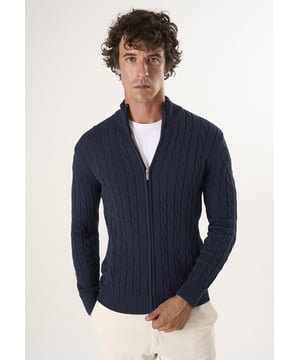Der Felix Hardy Cable Knit Cardigan für Herren verbindet zeitlose Textur mit moderner Raffinesse. Sie ist aus einer hochwertigen Baumwoll-Acryl-Mischung gefertigt und bietet eine weiche, aber dennoch elastische Struktur, die sich ideal zum Überziehen über alle Jahreszeiten hinweg eignet. Das kultige Zopfmuster verleiht ihm einen Hauch von klassischer Raffinesse, während der durchgehende Reißverschluss und die funktionellen Seitentaschen für einen modernen, praktischen Touch sorgen. Die gerippten Säume und Bündchen sorgen für eine strukturierte Silhouette. Diese Strickjacke ist ein vielseitiges Essential, das sich mühelos von legeren Momenten bis hin zu gehobenen Looks tragen lässt.