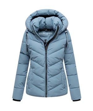 Die Marikoo Winterjacke Sahnemausii XVI verbindet urbanen Look mit praktischer Funktionalität – perfekt für kalte Tage. Das winddichte Außenmaterial und die schräge Steppung sorgen für Wärme und moderne Optik. Eine abnehmbare Kapuze mit Kordelzug, hochschließender Kragen und Rippbündchen an den Ärmeln bieten Schutz und Komfort. Zwei warme Außentaschen mit Druckknopf und Reißverschlussfach, ergänzt durch zwei Innentaschen, schaffen viel Stauraum. Dezente Logos und eine Schlaufe unter dem Kragen runden das Design ab. Erhältlich in 6 Farben und Größen XS–XXL.
Material: Oberstoff/Futter/Wattierung 100% Polyester.