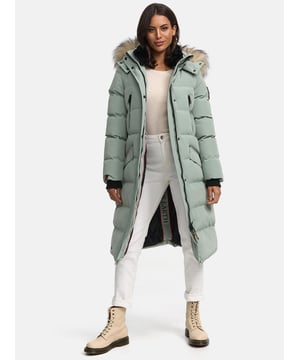 Die Schneesternchen Winterjacke von Marikoo bietet rundum Wohlfühlfaktor für kalte Tage. Das wasser- und windabweisende Obermaterial schützt zuverlässig, während die hochwertige Wattierung angenehm wärmt. Ein kuscheliger, abnehmbarer Kunstfellkragen und die ebenfalls abnehmbare Kapuze sorgen für Flexibilität. Innen mit Fleece gefütterte Taschen, zusätzliche Brusttaschen mit Reißverschluss und mehrere Innentaschen bieten viel Stauraum. Mit extra langem Schnitt, robustem Zwei-Wege-Reißverschluss und eleganten Logo-Details ist diese Jacke in 19 Farben erhältlich – ein echtes Winter-Must-Have.