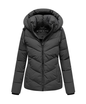 Die Marikoo Winterjacke Sahnemausii XVI verbindet urbanen Look mit praktischer Funktionalität – perfekt für kalte Tage. Das winddichte Außenmaterial und die schräge Steppung sorgen für Wärme und moderne Optik. Eine abnehmbare Kapuze mit Kordelzug, hochschließender Kragen und Rippbündchen an den Ärmeln bieten Schutz und Komfort. Zwei warme Außentaschen mit Druckknopf und Reißverschlussfach, ergänzt durch zwei Innentaschen, schaffen viel Stauraum. Dezente Logos und eine Schlaufe unter dem Kragen runden das Design ab. Erhältlich in 6 Farben und Größen XS–XXL.
Material: Oberstoff/Futter/Wattierung 100% Polyester.