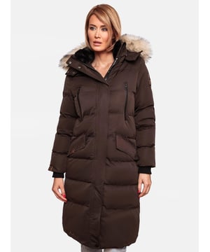 Die Schneesternchen Winterjacke von Marikoo bietet rundum Wohlfühlfaktor für kalte Tage. Das wasser- und windabweisende Obermaterial schützt zuverlässig, während die hochwertige Wattierung angenehm wärmt. Ein kuscheliger, abnehmbarer Kunstfellkragen und die ebenfalls abnehmbare Kapuze sorgen für Flexibilität. Innen mit Fleece gefütterte Taschen, zusätzliche Brusttaschen mit Reißverschluss und mehrere Innentaschen bieten viel Stauraum. Mit extra langem Schnitt, robustem Zwei-Wege-Reißverschluss und eleganten Logo-Details ist diese Jacke in 19 Farben erhältlich – ein echtes Winter-Must-Have.