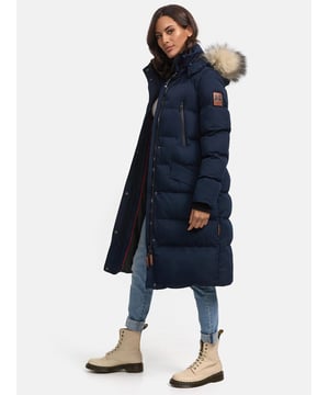 Die Schneesternchen Winterjacke von Marikoo bietet rundum Wohlfühlfaktor für kalte Tage. Das wasser- und windabweisende Obermaterial schützt zuverlässig, während die hochwertige Wattierung angenehm wärmt. Ein kuscheliger, abnehmbarer Kunstfellkragen und die ebenfalls abnehmbare Kapuze sorgen für Flexibilität. Innen mit Fleece gefütterte Taschen, zusätzliche Brusttaschen mit Reißverschluss und mehrere Innentaschen bieten viel Stauraum. Mit extra langem Schnitt, robustem Zwei-Wege-Reißverschluss und eleganten Logo-Details ist diese Jacke in 19 Farben erhältlich – ein echtes Winter-Must-Have.