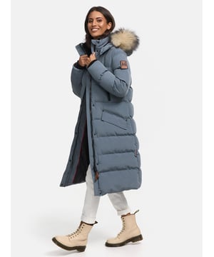 Die Schneesternchen Winterjacke von Marikoo bietet rundum Wohlfühlfaktor für kalte Tage. Das wasser- und windabweisende Obermaterial schützt zuverlässig, während die hochwertige Wattierung angenehm wärmt. Ein kuscheliger, abnehmbarer Kunstfellkragen und die ebenfalls abnehmbare Kapuze sorgen für Flexibilität. Innen mit Fleece gefütterte Taschen, zusätzliche Brusttaschen mit Reißverschluss und mehrere Innentaschen bieten viel Stauraum. Mit extra langem Schnitt, robustem Zwei-Wege-Reißverschluss und eleganten Logo-Details ist diese Jacke in 19 Farben erhältlich – ein echtes Winter-Must-Have.