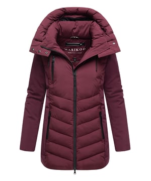 Die Marikoo Tivaa XVI Damenjacke kombiniert modernes Softshell-Design mit funktionaler Wärme – ideal für Übergangszeit und Wintertage. Elastisches Material und mittige Steppung sorgen für Bewegungsfreiheit und eine feminine Silhouette. Die abnehmbare Kapuze, ein hochschließender Kragen mit cleverem Reißverschlussfach sowie wasserabweisende Eigenschaften schützen zuverlässig vor Wind und Wetter. Praktisch: Zwei Außentaschen mit Fleecefutter, eine Brusttasche und zwei Innentaschen mit Reißverschluss bieten viel Stauraum. Mit Zwei-Wege-Reißverschluss, sportlichen Ärmel-Details und dezenten Marken-Patches ein urbaner Allrounder. Erhältlich in 9 Farben und Größen XS–3XL.
