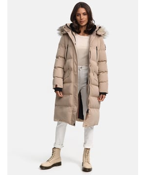 Die Schneesternchen Winterjacke von Marikoo bietet rundum Wohlfühlfaktor für kalte Tage. Das wasser- und windabweisende Obermaterial schützt zuverlässig, während die hochwertige Wattierung angenehm wärmt. Ein kuscheliger, abnehmbarer Kunstfellkragen und die ebenfalls abnehmbare Kapuze sorgen für Flexibilität. Innen mit Fleece gefütterte Taschen, zusätzliche Brusttaschen mit Reißverschluss und mehrere Innentaschen bieten viel Stauraum. Mit extra langem Schnitt, robustem Zwei-Wege-Reißverschluss und eleganten Logo-Details ist diese Jacke in 19 Farben erhältlich – ein echtes Winter-Must-Have.