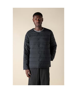Heren Mizuno Breath Thermo Lightweight Down Jacket in zwart.- Ronde hals.- Zijzakken.- Drukknoopsluiting voor.- Elastische manchetten.- Gewatteerd.- Gewatteerd ontwerp.- Volledige voering.- Rechte zoom.- 100% Nylon.- Ref: B2GEB55009