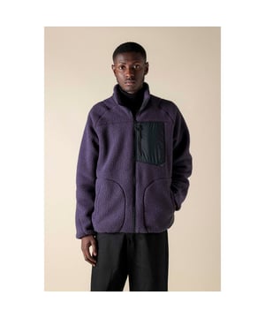 Heren Mizuno Polartec Thermalloft Reversible Jacket in paars.- Opstaande kraag.- Raglan mouwen.- Ritssluiting.- Nylon borstzak met rits.- Twee voorzakken.- Elastische manchetten.- Bedrukte merkopdruk.- Normale pasvorm.- Ref: B2GCB50167