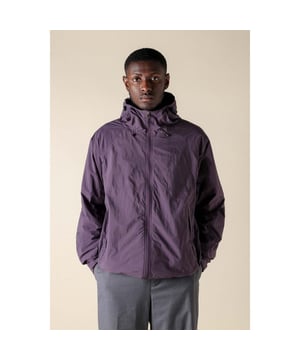 Heren Mizuno WR Light Mountain Hooded Jacket in paars.- Capuchon met trekkoord.- Opstaande kraag.- Ritssluiting aan de voorkant.- Twee zijzakken met ritssluiting.- Manchetten met drukknopen.- Logoprint aan de voorkant.- Zoom met trekkoord.- Lichtgewicht.- Volledige voering.- Waterafstotend.- Ref: B2GEB50267
