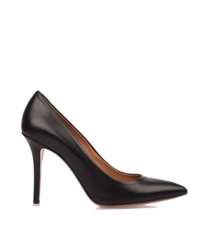 Emporio Armani naaldhakken voor dames. Hooggehakte schoenen in stilettostijl van Emporio Armani, met een elegante lederen buitenkant die zorgt voor een vleugje distinctie en zachtheid. Het binnenwerk en de binnenzool zijn ook van leer, wat zorgt voor comfort en duurzaamheid. Met een spitse neus die de voet styliseert en een dunne hak die het silhouet verlengt, zijn deze stiletto's perfect om verfijning toe te voegen aan elke outfit, zowel voor formele gelegenheden als meer casual looks. Materiaal: Leren bovenkant, synthetische zool. Ref: X3E325X6100002.