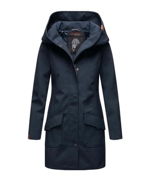 La chaqueta softshell Mayleen de Marikoo combina diseño moderno y funcionalidad. Confeccionada en tejido resistente al agua, protege del viento y la lluvia ligera. El cuello alto y la tapeta adicional con botones ofrecen mayor comodidad. Incluye bolsillos frontales con solapa, bolsillo interior con apertura para cables y detalles de logotipo discretos. Con corte entallado, bordado en la capucha y apliques de piel sintética, esta chaqueta es elegante y práctica – perfecta para el día a día.