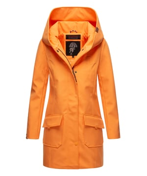 La chaqueta softshell Mayleen de Marikoo combina diseño moderno y funcionalidad. Confeccionada en tejido resistente al agua, protege del viento y la lluvia ligera. El cuello alto y la tapeta adicional con botones ofrecen mayor comodidad. Incluye bolsillos frontales con solapa, bolsillo interior con apertura para cables y detalles de logotipo discretos. Con corte entallado, bordado en la capucha y apliques de piel sintética, esta chaqueta es elegante y práctica – perfecta para el día a día.